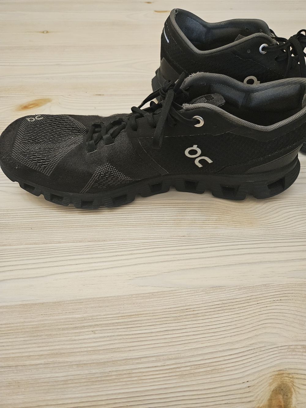 On Running Men’s Cloud Black Lightweight Running Shoes